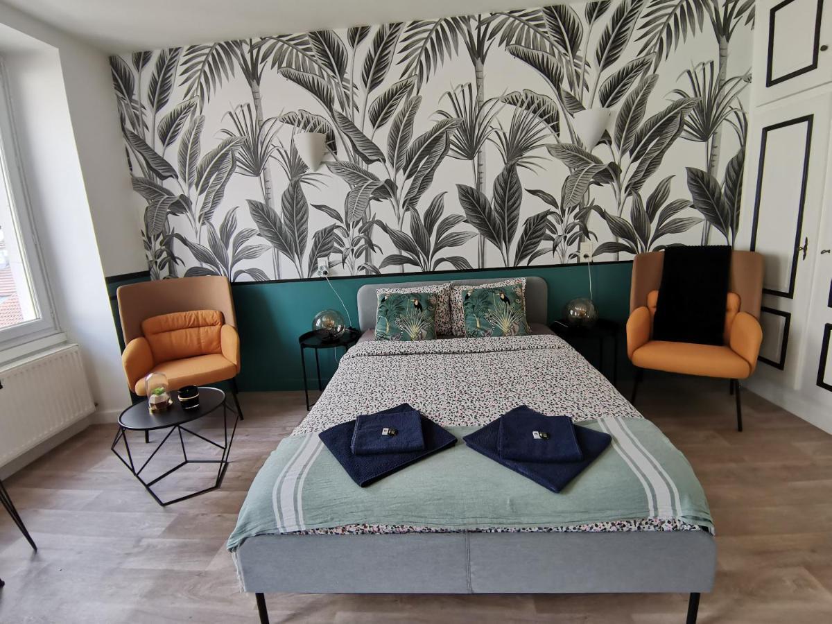Jungle - - Netflix Apartment