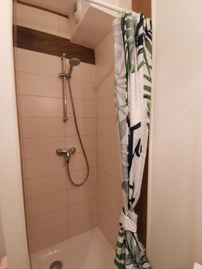 Jungle - - Netflix Apartment *