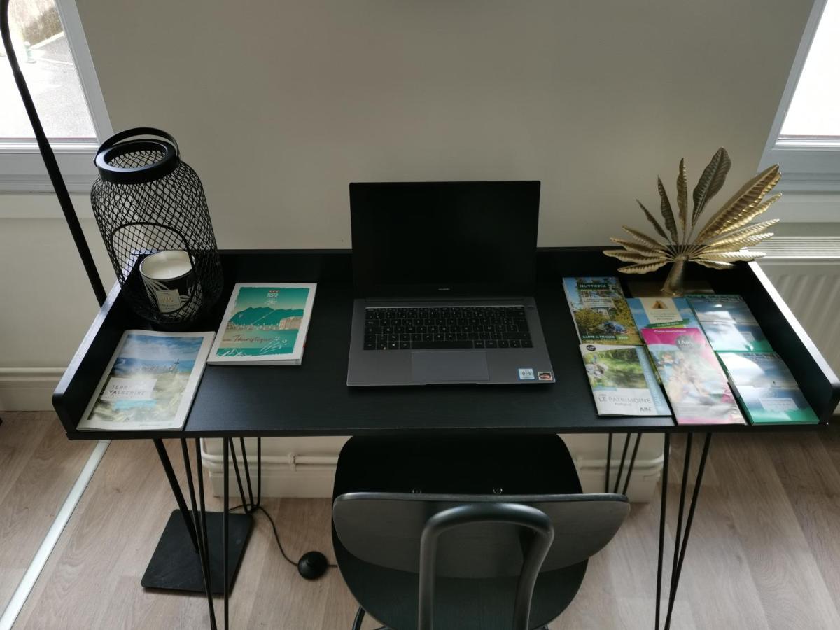 Jungle - - Netflix Apartment
